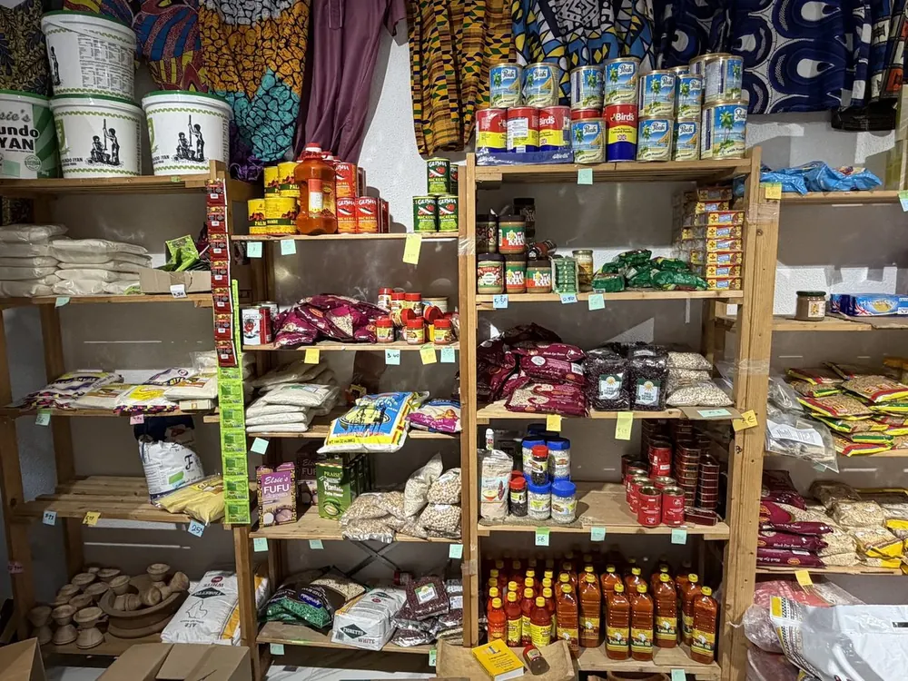 Regale im Laden mit afrikanischen Lebensmitteln: Mehl, Bohnen, Konserven und Palmöl.